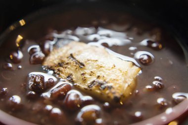 Lezzetli Asya yemeklerinin yakın görüntüsü. Haşlanmış fasulye ve tofu.