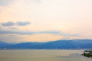 Japonya 'nın Nagano bölgesindeki Kiso Dağları' ndaki Suwa Gölü 'nün gün batımı manzarası.