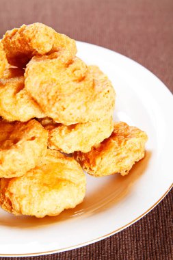 Beyaz tabakta kızarmış tavuk nuggetları. 