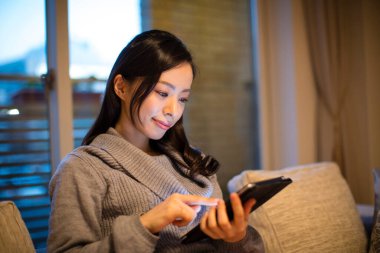 Evinde tableti olan güzel bir kız. 