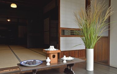 Japon tarzı oda ve geleneksel Japon tatlıları.