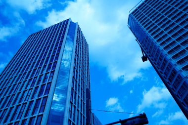 modern şehir mimarisi mavi gökyüzüne karşı, Tokyo, Japonya 
