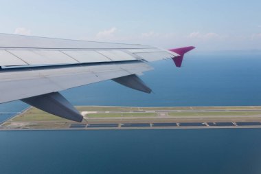 Denizde uçak kanadı ve pist 
