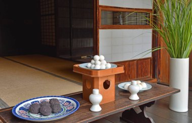 Japon tarzı oda ve geleneksel Japon tatlıları.