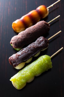 Dango, uruchi pirinç unu ve glutinous pirinç unuyla karıştırılmış pirinç unundan yapılan Japon tatlısı. Buharda pilavı pişirdikten sonra yapılan mochi yapma yönteminden farklıdır..