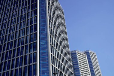 Modern şehir mimarisi, Tokyo, Japonya. Gökdelenler mavi gökyüzüne karşı güneşli bir günde 