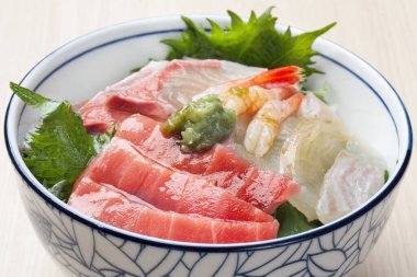 Bir kase sashimi, sashimi ve ton balığı, Japon yemeği tarzı.