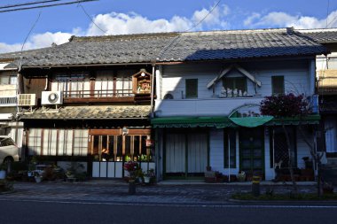 Japon köyündeki eski evlerin gündüz manzarası