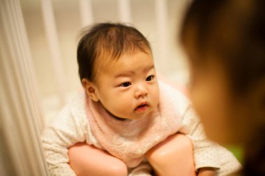 Crid 'deki şirin Asyalı bebek portresi