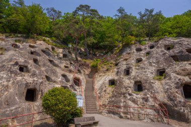 Yoshimi Yüz Mağara, Higashimatsuyama Şehri, Saitama Bölgesi, Japonya 'da antik bir yatay kaya mezar kümesi.