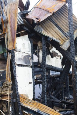 Japonya 'da yanmış bir evden geriye kalanlar. Yıkılmış bina