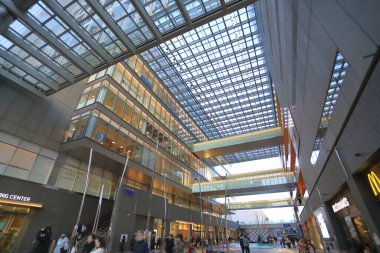 Modern alışveriş merkezinin içi. 