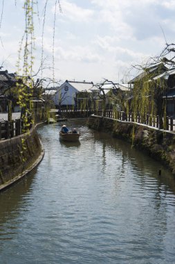 Japon kasabasındaki eski sokak kanalı. 