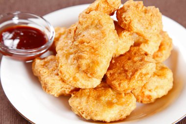 Lezzetli kızarmış tavuk nugget ketçaplı, yakın görüş.