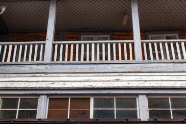 Japonya 'da büyük pencereleri olan terk edilmiş eski bir evin balkonunda.