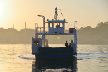 Gemi gün batımında denizin üzerinde 