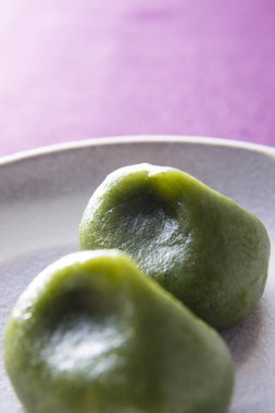 Matcha Mochi Japon tatlısı. Tatlı Yeşil Pirinç Topları