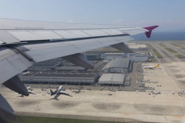 Havaalanı terminalinde uçaklar 