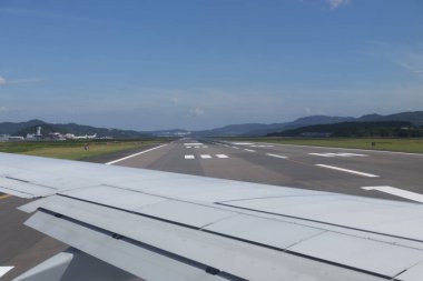 Uçağın pistteki kanadı 