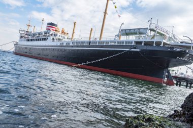 Gemi liman görünümünde, gündüz vakti 