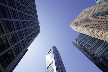Modern şehir mimarisi, Tokyo, Japonya. Gökdelenler mavi gökyüzüne karşı güneşli bir günde 
