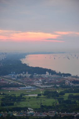 Güzel şehir arkaplanı, gün batımında şehir manzarası 
