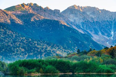 Dağlı ve nehirli güzel bir manzara.