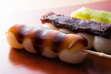 Dango, uruchi pirinç unu ve glutinous pirinç unuyla karıştırılmış pirinç unundan yapılan Japon tatlısı. Buharda pilavı pişirdikten sonra yapılan mochi yapma yönteminden farklıdır..