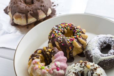 Kremalı ve serpiştirilmiş renkli donutlar. 