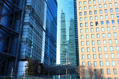 Yüksek binalar ve mavi gökyüzü - Tokyo, Japonya