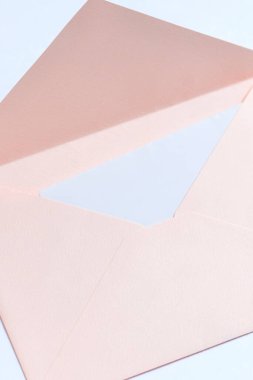 Beyaz arkaplanda izole edilmiş boş kartı olan zarf