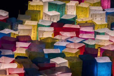 Gözlem Festivali, Shinji Gölü, Matsue, Japonya 'da yüzen renkli fenerler.