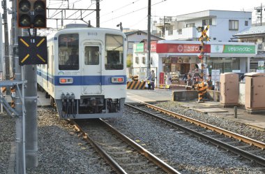 Tren istasyonu arkaplan görünümünde tren 