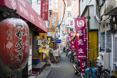 Tokyo, Japonya - 27 Kasım 2018: Japonya 'daki şehir caddesi manzarası 
