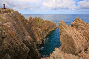 Kayalık sahili olan güzel bir deniz manzarası. Doğa, seyahat.
