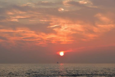 Deniz manzarası üzerinde güzel bir gün batımı 