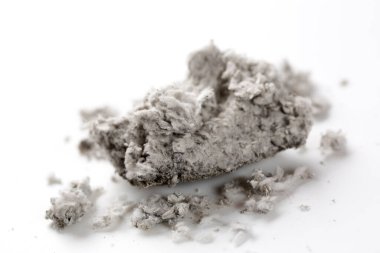 Yakından bakınca beyaz yüzeye saçılan gri kabarık külleri görüyoruz.