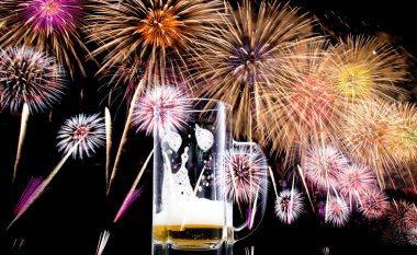 Bir bardak biraya karşı havai fişek arkaplanı..