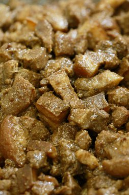 Lezzetli Asya yemeklerine yakın çekim, baharatlı et parçaları. 