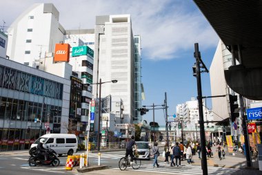 Tokyo, Japonya - Mart 06, 22 1 9: Şehirde yürüyen insanlar