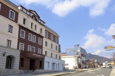 Açık mavi gökyüzü altındaki binaların sokak manzarası