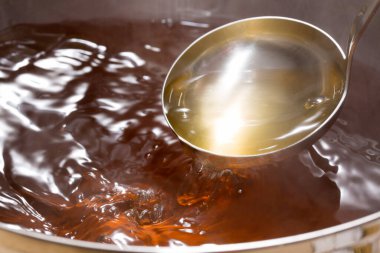 Tencerede kaynar su, yakın. 