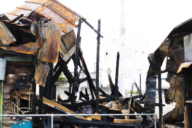 Japonya 'da yanmış bir evden geriye kalanlar. Yıkılmış bina