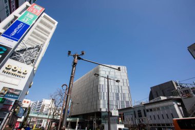 Tokyo, Japonya - 13 Nisan: Shinjuku, Tokyo, Japonya 'nın sokak manzarası. 11 Nisan, 2 0 16
