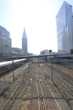 Modern gökdelenler ve mavi gökyüzü 