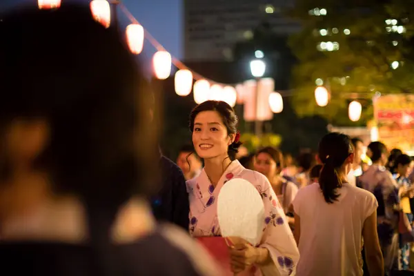 Jong Japans Paar Dragen Traditionele Kimono Avonds Park — Stockfoto