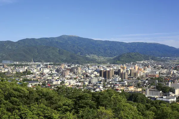 Güneşli bir günde şehir binalarının güzel manzarası 