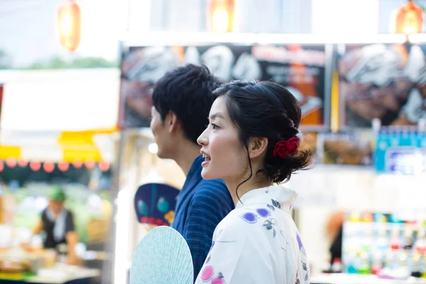 Young Japanese Couple Wearing Traditional Kimono Holding Asian Fans Park — Stock Photo, Image