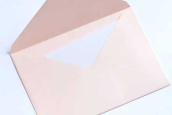 Enveloppe Met Blanco Kaart Geïsoleerd Witte Achtergrond — Stockfoto