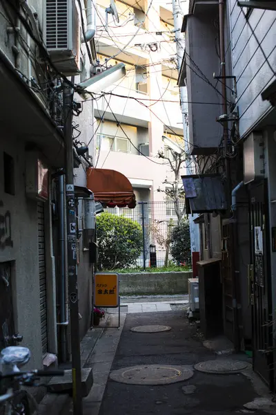 Tokyo, Japonya - 27 Kasım 2018: Japonya 'daki şehir caddesi manzarası 